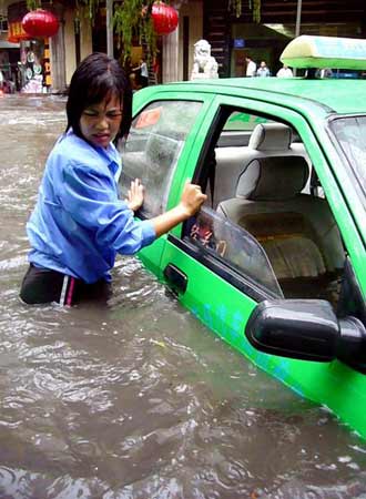 出租車被淹