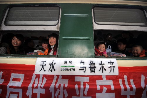 甘肅開行春節(jié)后首趟農民工專列 新華社照片,天水(甘肅),2008年2月22日 甘肅開行春節(jié)后首趟農民工專列 2月22日,在蘭州鐵路局管內天水火車站,幾位農民工和家屬在農民工專列上。 當日,蘭州鐵路局開行春節(jié)后首趟農民工專列,運送1197名農民工從甘肅天水至新疆烏魯木齊。 新華社記者 張錳 攝