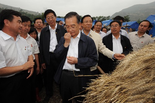 6月20日至22日,中共中央政治局常委、國務(wù)院總理溫家寶到受汶川大地震波及的陜西、甘肅災(zāi)區(qū)檢查指導(dǎo)抗震救災(zāi)工作,看望干部群眾。這是6月21日,溫家寶在甘肅隴南市康縣豆坪鄉(xiāng)豆坪村口嚼麥粒,檢查搶收的小麥的質(zhì)量。 新華社記者黃敬文攝