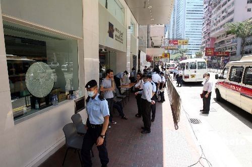 警方及衛(wèi)生署人員到灣仔維景酒店,繼續(xù)進(jìn)行封鎖行動,該酒店住客須接受隔離。中新社發(fā)洪少葵攝