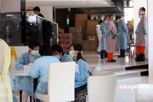 專業(yè)人員在因甲型H1N1流感而被隔離檢疫的香港維景酒店陸續(xù)進(jìn)行消毒,當(dāng)局并為隔離人員提供食物及醫(yī)療物品。中新社發(fā)洪少葵攝