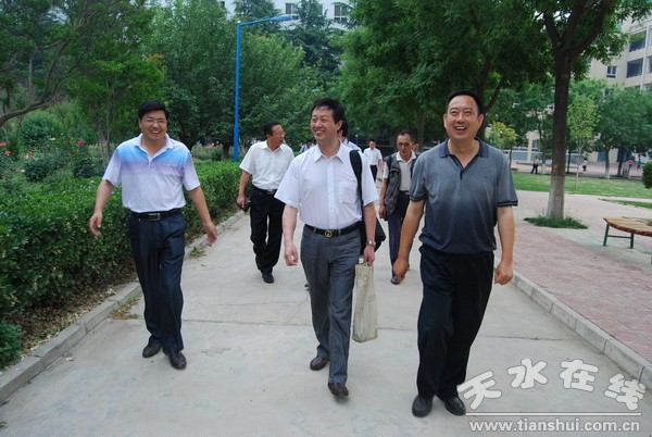 4、在黨委書記、院長(zhǎng)李宗義等學(xué)院領(lǐng)導(dǎo)陪同下參觀學(xué)校.JPG
