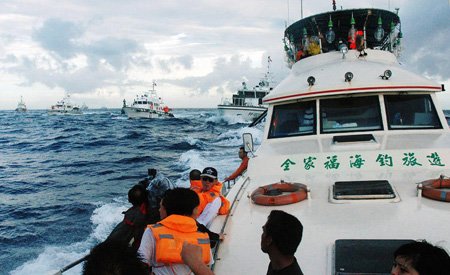 臺保釣船與日艦展開追逐 臺海巡部門快艇掩護(hù)