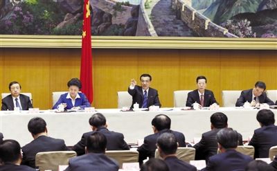 昨日,國務院總理李克強在北京主持召開新一屆國務院第一次全體會議,并發(fā)表重要講話。新華社記者 鞠鵬 攝 昨日,國務院總理李克強在北京主持召開新一屆國務院第一次全體會議,并發(fā)表重要講話。新華社記者 鞠鵬 攝
