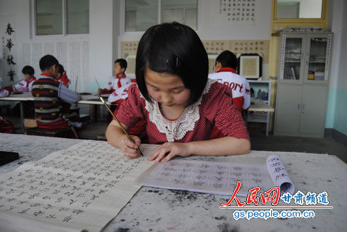 六年級(jí)的同學(xué)在上書法課(呼雙鵬攝)