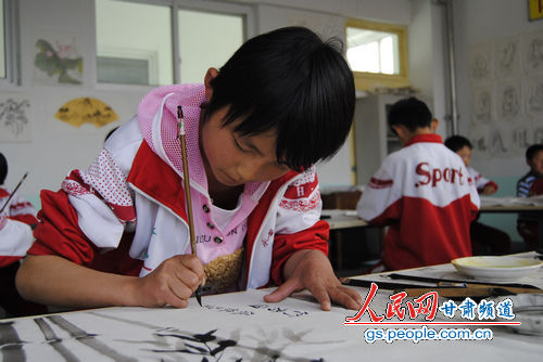 伏羲班的同學(xué)正在上國(guó)畫課(呼雙鵬攝)
