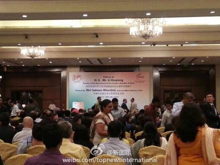 21日上午,李克強(qiáng)就中印關(guān)系發(fā)表演講。 21日上午,李克強(qiáng)就中印關(guān)系發(fā)表演講。