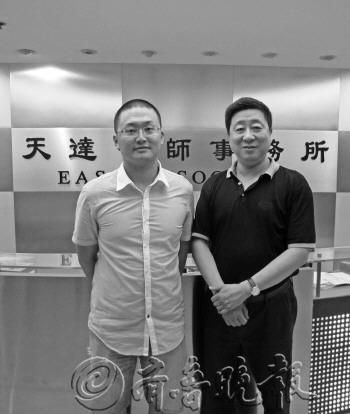 本報記者和錢列陽(右)合影。