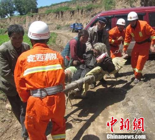 公安消防部隊投入甘肅定西抗震救災(zāi)疏散400人
