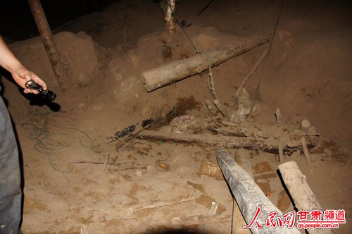這是一間被震塌的屋子,3名小朋友在這里遇難(隋欣 攝)