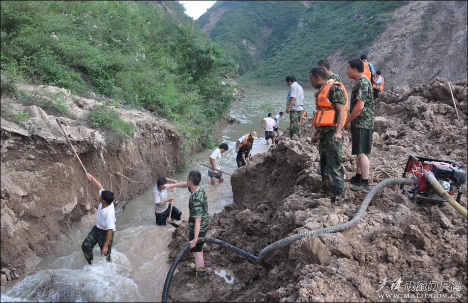 軍民合力奮戰(zhàn)伯陽(yáng)“堰塞體” (1).jpg