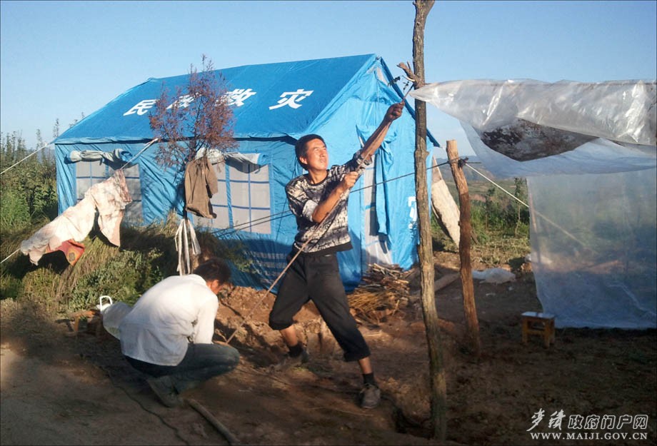 馬跑泉鎮(zhèn)大穆灣村險(xiǎn)段群眾自發(fā)搭建臨時(shí)安置點(diǎn).jpg