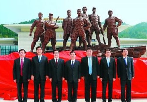 習(xí)遠(yuǎn)平等人參觀甘肅兩當(dāng)兵變舊址