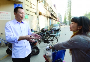 教育局副局長張生(左)和家長交流 現(xiàn)代快報記者 施向輝 攝