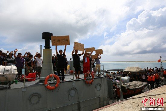 組圖:中國(guó)海軍西沙搜救遇險(xiǎn)漁民畫(huà)面曝光