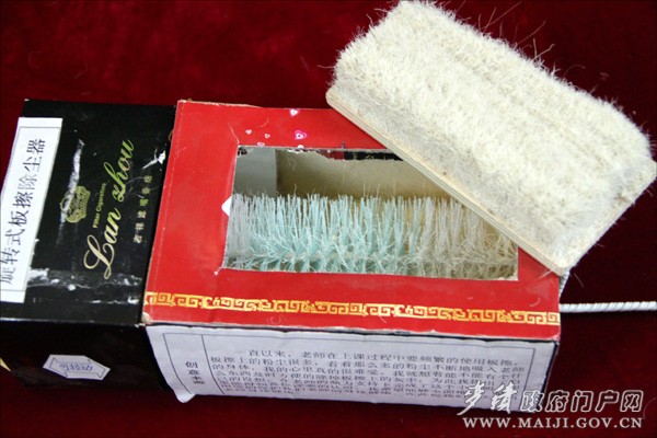 參賽作品:旋轉(zhuǎn)式板擦除塵器