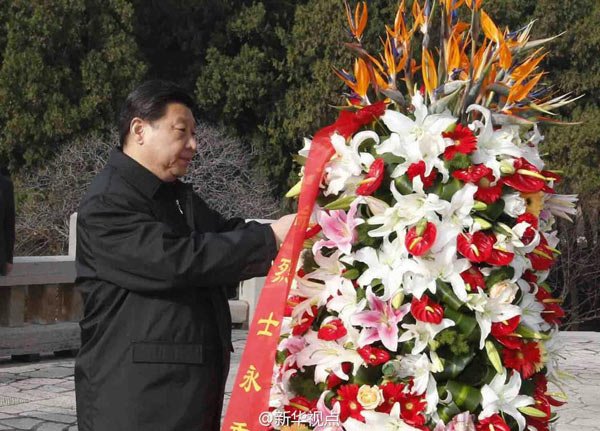 習(xí)近平瞻仰華東革命烈士陵園并敬獻(xiàn)花籃(圖)
