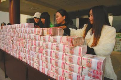 “土豪”分紅1300萬垛在地上發(fā) 羨煞網(wǎng)友:跪求入戶