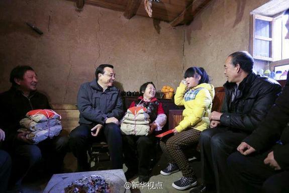 李克強(qiáng)與山村留守兒童父親通話囑平安