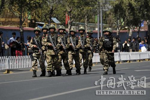 云南武警500余兵力在昆明主要街區(qū)武裝巡邏(圖)