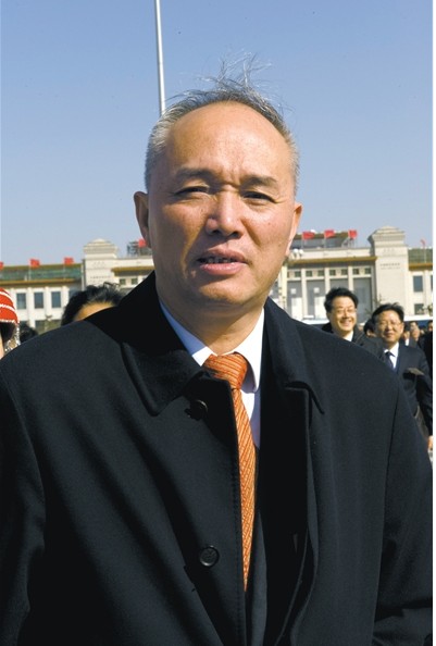 2010年3月,時(shí)任杭州市市長的蔡奇參加兩會全體會。圖/CFP