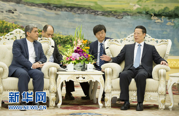 張高麗在人民大會堂會見伊朗經(jīng)濟事務(wù)與財政部長阿里·塔伊布尼亞。