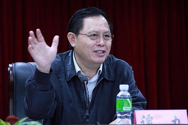 譚力兩大愛(ài)好:迷戀收藏高檔相機(jī)和喂養(yǎng)藏獒