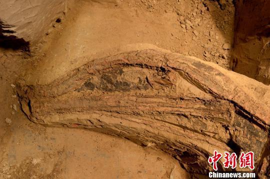 秦兵馬俑坑首次發(fā)現(xiàn)最完整弓弩(圖)