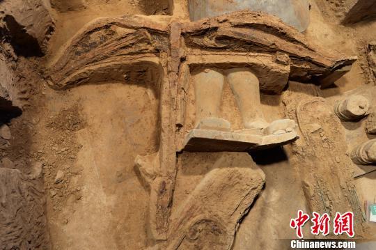 秦兵馬俑坑首次發(fā)現(xiàn)最完整弓弩證實弓弩保存方法