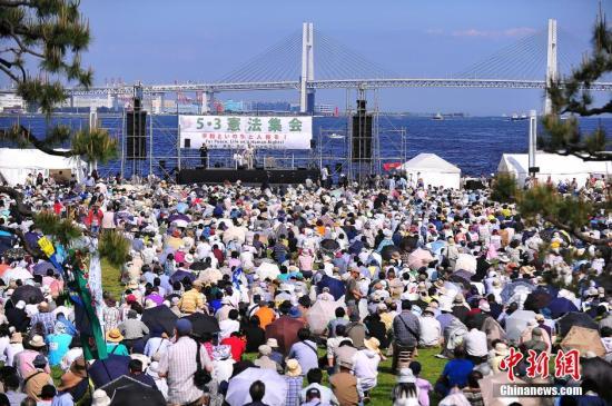 日本500人包圍安倍官邸抗議 吁守護憲法第9條