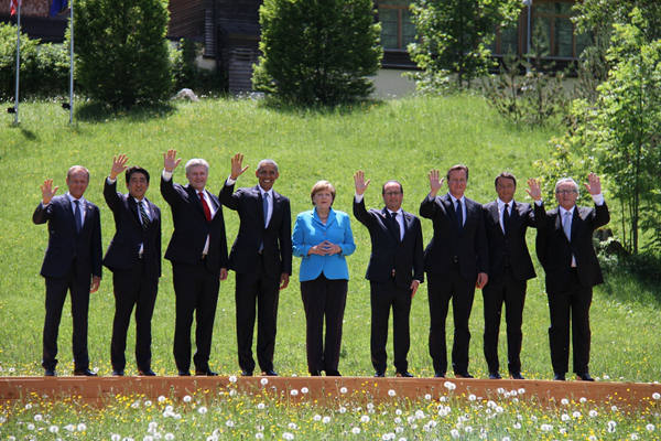 G7峰會宣言點(diǎn)名批評俄羅斯,稱只要新明斯克協(xié)議得不到徹底履行,就將繼續(xù)對俄制裁。歐洲理事會主席圖斯克稱:“如果有人想要提起改變對俄羅斯的制裁政策,那只能是關(guān)于加強(qiáng)制裁的討論!眻D為G7峰會領(lǐng)導(dǎo)人合影