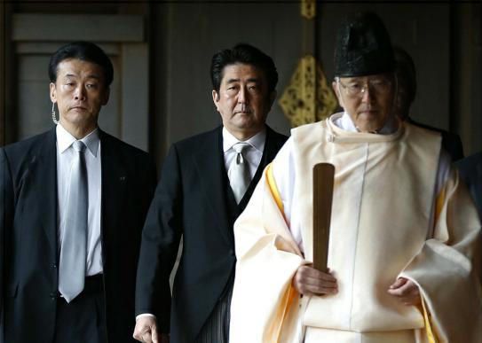 資料圖:安倍晉三參拜靖國(guó)神社,重蹈其祖父覆轍。