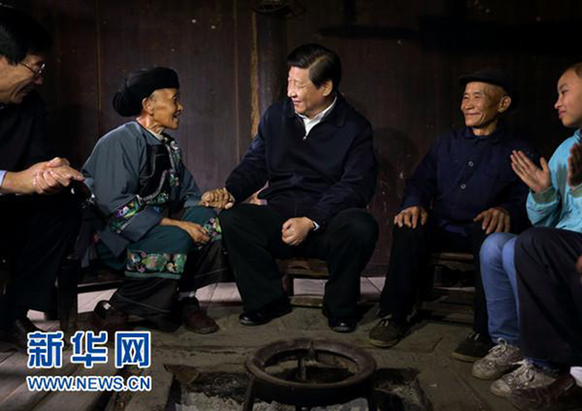 2013年11月3日至5日,習(xí)近平在湖南省湘西土家族苗族自治州花垣縣排碧鄉(xiāng)十八洞村苗族村民施齊文家中同一家人促膝交談。新華社記者 蘭紅光 攝 2013年11月3日至5日,習(xí)近平在湖南省湘西土家族苗族自治州花垣縣排碧鄉(xiāng)十八洞村苗族村民施齊文家中同一家人促膝交談。新華社記者 蘭紅光 攝
