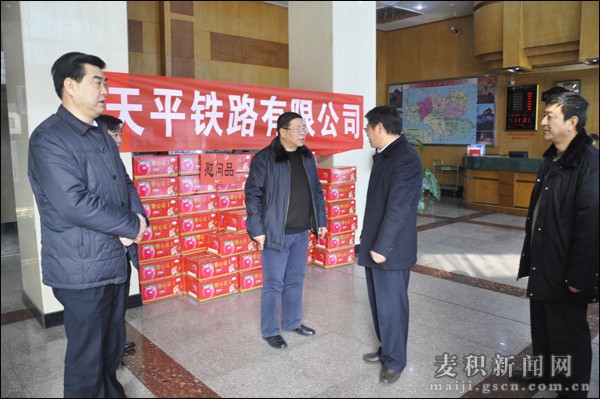 7、在天平鐵路指揮部慰問.jpg 7、在天平鐵路指揮部慰問.jpg