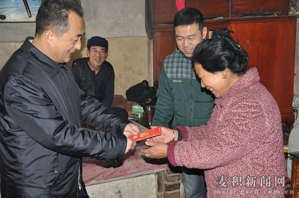 成少平為胡繼忠送去春節(jié)慰問金.jpg 成少平為胡繼忠送去春節(jié)慰問金.jpg