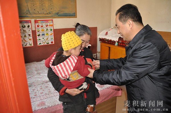 成少平為武興旺送去春節(jié)慰問金.jpg 成少平為武興旺送去春節(jié)慰問金.jpg