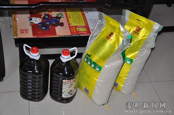 為聯(lián)系戶送去大米、食用油等春節(jié)慰問品.JPG 為聯(lián)系戶送去大米、食用油等春節(jié)慰問品.JPG
