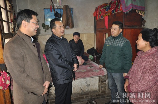 成少平在聯(lián)系戶胡繼忠家中.jpg 成少平在聯(lián)系戶胡繼忠家中.jpg