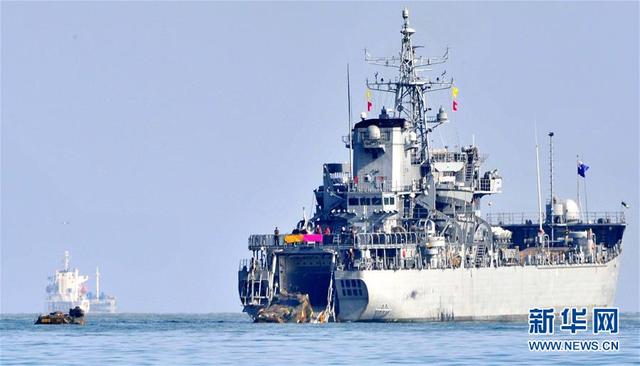 資料圖:3月7日,在韓國浦項市附近海域,韓軍突擊登陸車輛向登陸艦移動。當(dāng)日,韓美兩國軍隊在韓國全境正式啟動代號為“關(guān)鍵決斷”和“禿鷲”的例行大型聯(lián)合軍事演習(xí)。報道援引軍方相關(guān)人士的話說,這是自2010年3月發(fā)生“天安號”事件以來規(guī)模最大的一次韓美聯(lián)合演習(xí)。新華社/紐西斯通訊社
