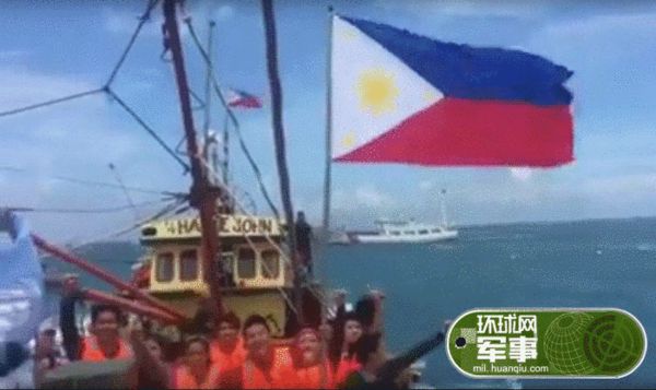 原文配圖:中國(guó)海警船攔截欲登黃巖島菲船。