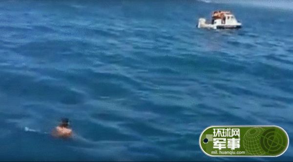 原文配圖:中國(guó)海警船攔截欲登黃巖島菲船。