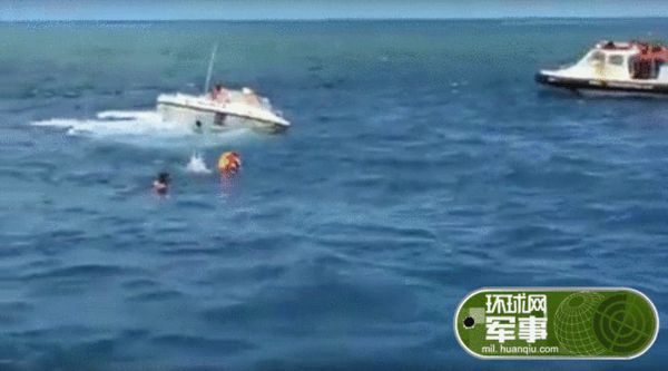 原文配圖:中國(guó)海警船攔截欲登黃巖島菲船。