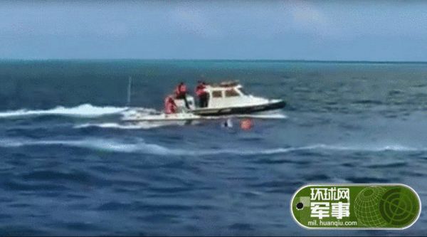原文配圖:中國(guó)海警船攔截欲登黃巖島菲船。