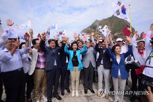 韓國(guó)10人議員團(tuán)日本戰(zhàn)敗日登上日韓爭(zhēng)議島嶼獨(dú)島