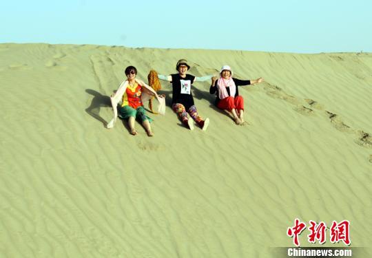 新疆塔里木河灘大漠成國慶旅游新寵 游人如織