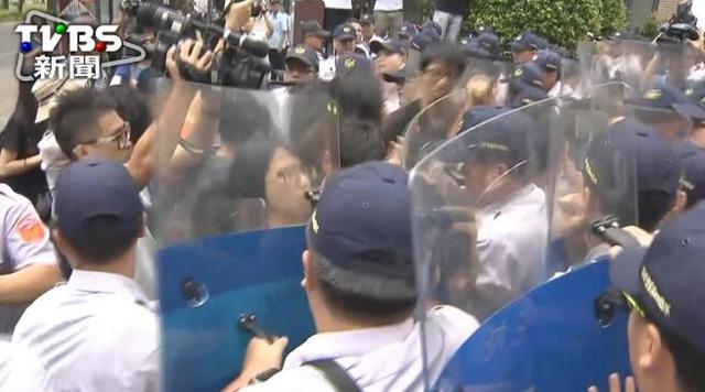 臺(tái)灣民眾到蔡英文寓所抗議,被警方以查戶口名義關(guān)切。(圖片來(lái)源:臺(tái)灣TVBS新聞)