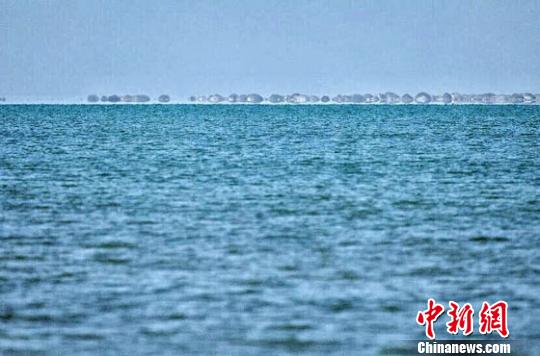 甘肅敦煌鹽堿荒灘現(xiàn)碧波湖面引民眾戈壁“看!