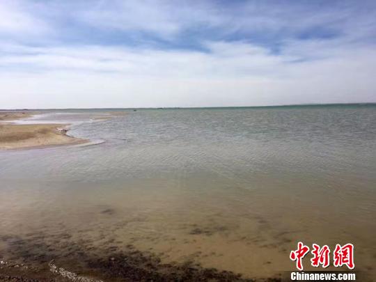 圖為干涸了半個(gè)多世紀(jì)的哈拉諾爾湖出現(xiàn)了天水相連、碧波蕩漾的水面,遠(yuǎn)望宛如“大!薄!√镄(qiáng) 攝 圖為干涸了半個(gè)多世紀(jì)的哈拉諾爾湖出現(xiàn)了天水相連、碧波蕩漾的水面,遠(yuǎn)望宛如“大海”。 田小強(qiáng) 攝