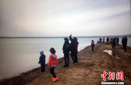 對(duì)于敦煌這座常年與黃沙相伴的戈壁城市而言,這一罕見景象連日來吸引不少民眾去“看!!O志軍 攝 對(duì)于敦煌這座常年與黃沙相伴的戈壁城市而言,這一罕見景象連日來吸引不少民眾去“看!!O志軍 攝