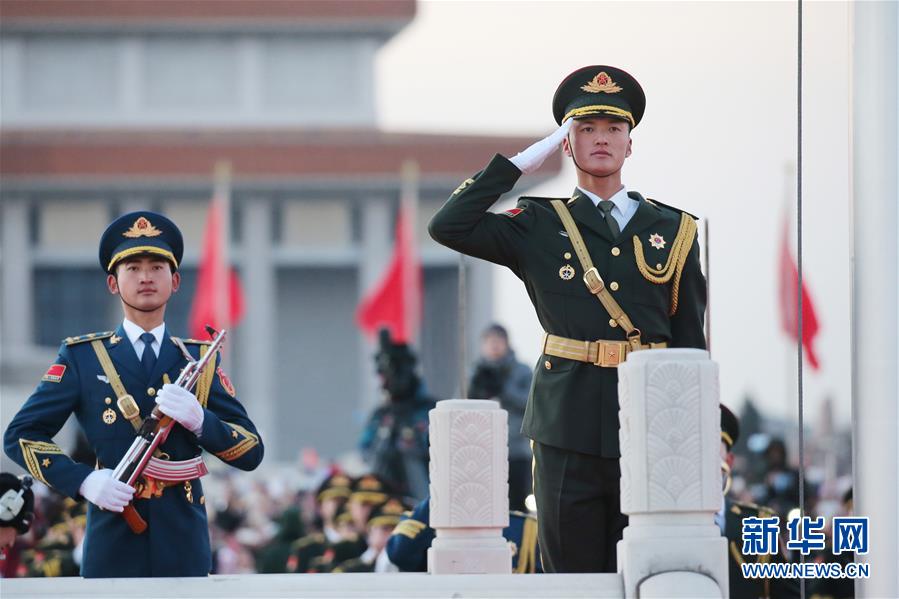 (社會)(4)人民解放軍首次執(zhí)行天安門廣場升國旗任務(wù)